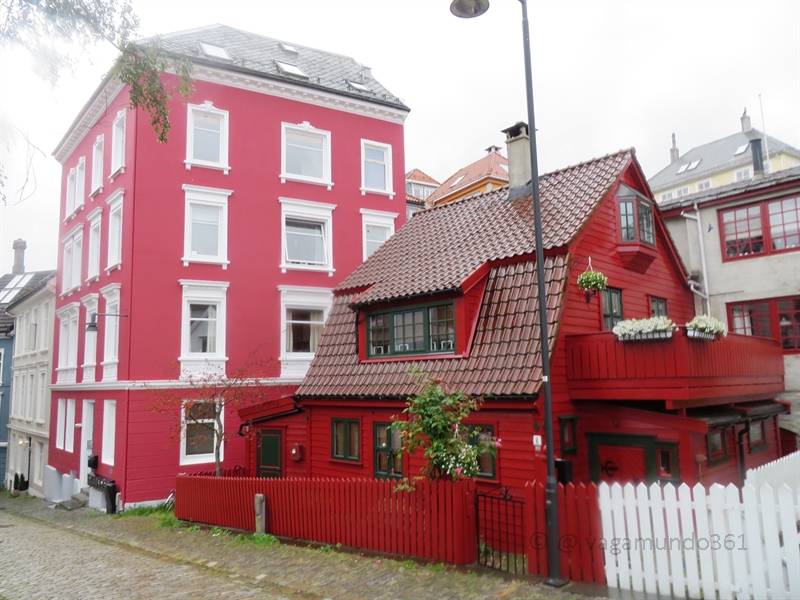 Rotes Holzhaus in Bergen